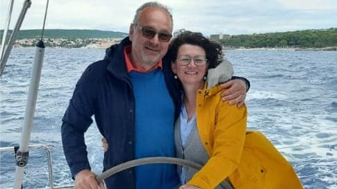 Maria und Richard Büchsenmeister, lächelnd Arm in Arm auf einem Segelboot